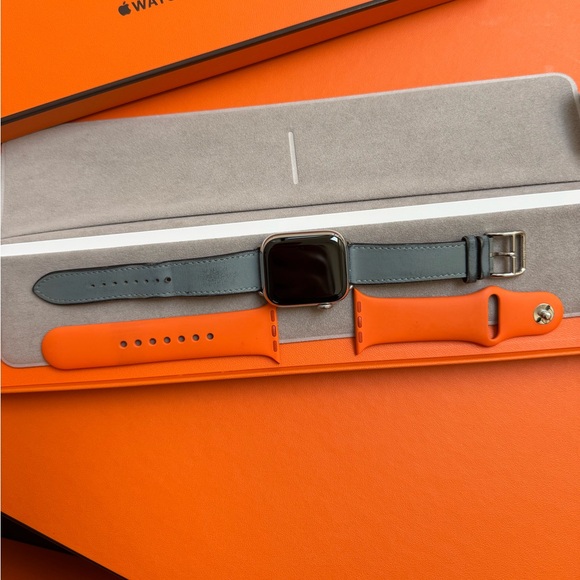 Hermès Series 7 Apple Watch, GPS & Cellular, 41mm Size w/ Original Hermès Bands - Picture 4 of 15